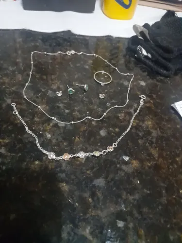 vendo este conjunto de pulseira e Chuck e brinco de prato italiana 925 pulseiras e brinco
