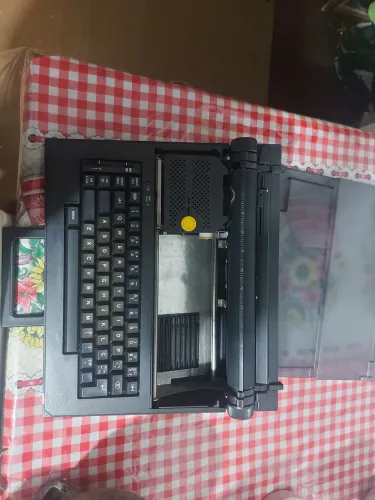 elétrica portátil Olivetti Praxis 20, lançada na década de 1980