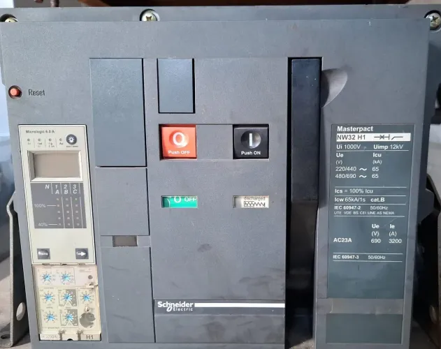 Disjuntor Trifásico 3000 A.