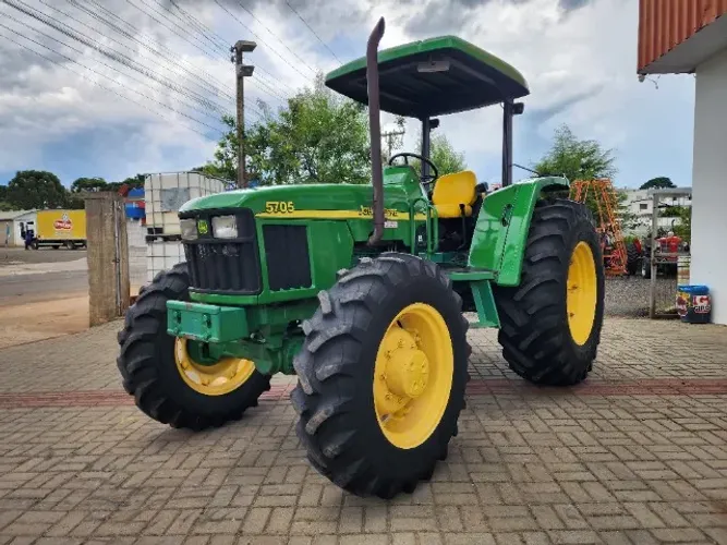 Trator Agrícola John Deere 5705 Turbo 4x4 (Traçado), Ano 2004, 7600 horas.
