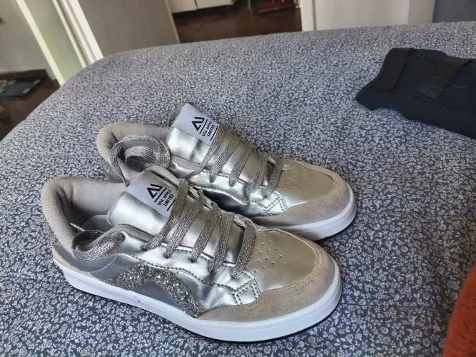 Tênis feminino prata com strass 