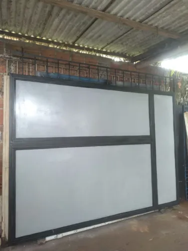 Vende se um portao de corre no precinho interessado é só fala