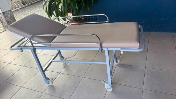 Maca Hospitalar Reclinável com Rodízios e Grades Laterais - Nova