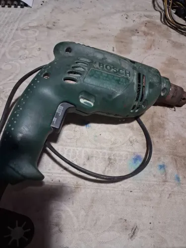 Furadeira .para consertar ou retirada de peças. Motor esta funcionando 