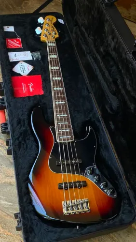 Fender American Deluxe V (5 cordas)