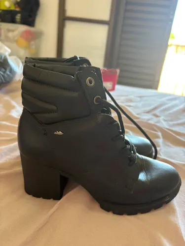 Vendo Bota Dakota- usada três vezes 