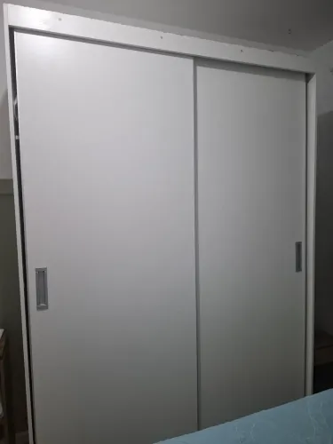 Vendo guarda- roupa em MDF, branco em bom estado em bom estado. Com 2,20 x1,60x51