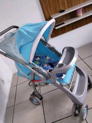 Vendo carrinho de bebê menino mais andador toca música