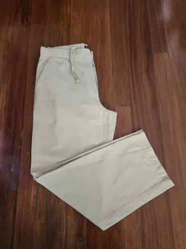 Calça Richards bege de sarja veste Tam. 44