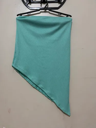 blusa verde assimétrica