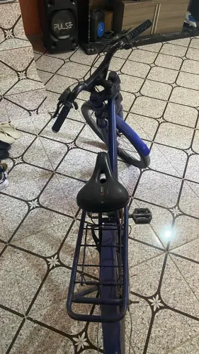 Bike com pneu furado precisando de reparos , tem garupa