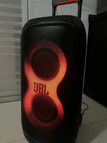 vende-se JBL, 3 mês de uso, 450$ tô precisando vender logo 