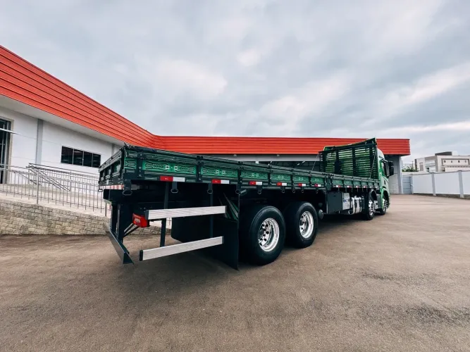 Caminhão Scania P320 Bitruck Carroceria