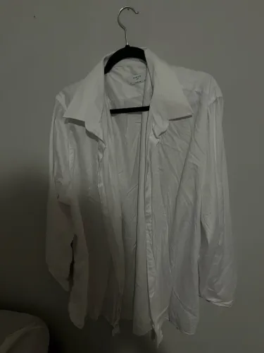 camisa social branca clássica de botões, produzida pela renomada marca espanhola Mirto.