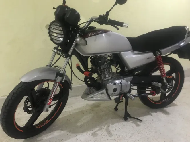 Moto customizada super estilosa impecável