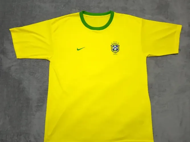 Camisa Oficial Brasil 2001 Nike, tamanho G (57x76cm). Impecável!