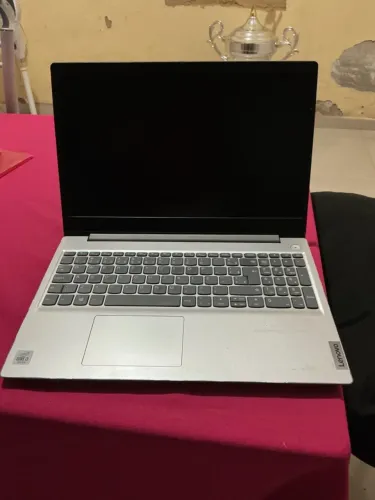 Vendo notebook Lenovo IDEAPAD 3 15IML05