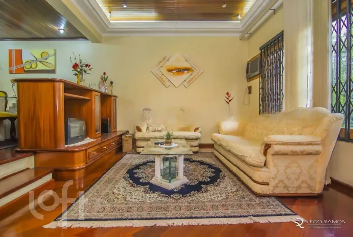 Casa à venda em Partenon com 280 m², 4 quartos, 1 suíte, 2 vagas