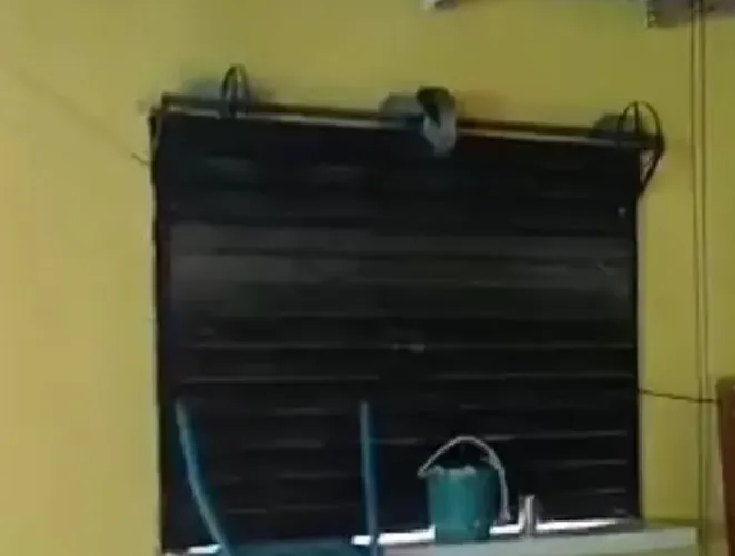 Vendo uma porta de enrolar para ponto comercial medida 160 de largura por 120 comprimento