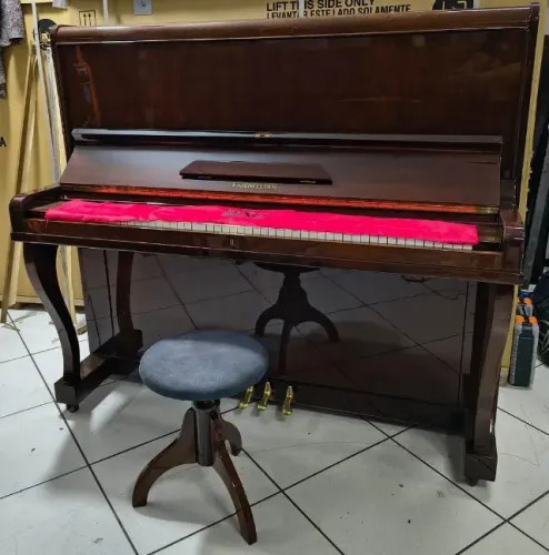 Piano acustico Essenfelder semi-novo Mixer Instrumentos Musicais