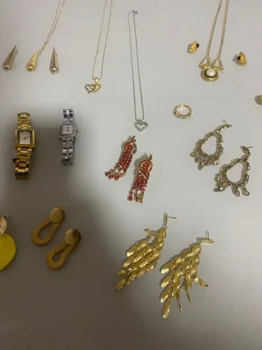 Semi joias e relógios+ de R$8 mil em peças 