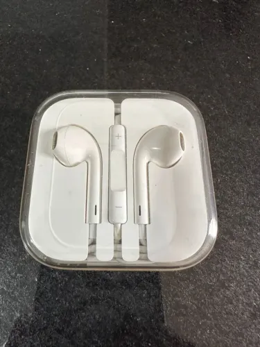 Earpods Iphone com entrada P2 e adaptador lightning Original Usado