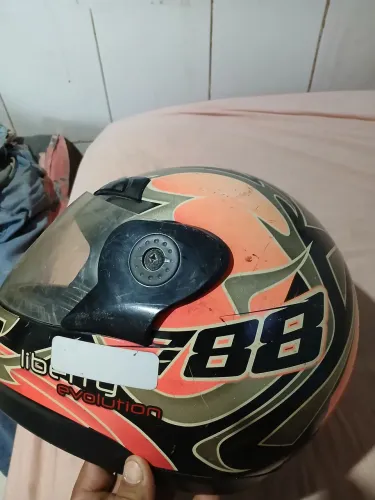 Vendo um capacete número 56 , 50 reais moro no bairro São Gabriel 