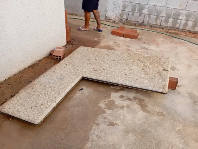 Mesa de mármore em L