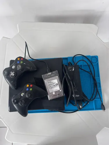 Xbox 360 + hd externo + 2 controles e + de 40 jogos