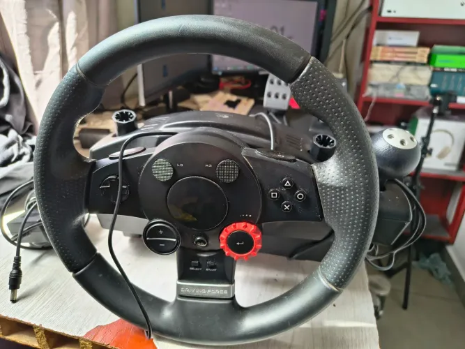 Volante Logitech Driving Force GT funcionando perfeitamente