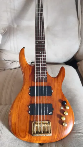 Contrabaixo Groovin (Cap AGUILAR, TB TECH) (Pré Amp HURRICANE)
