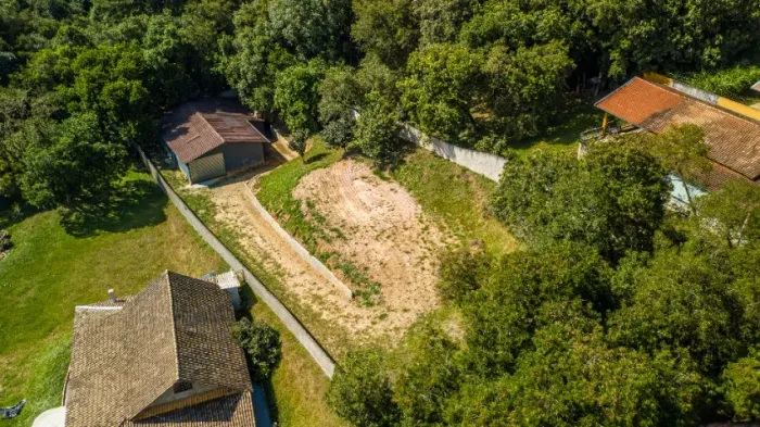 Terreno grande com barracão à venda em Campo Magro - Plano, Murado e com Infraestrutura