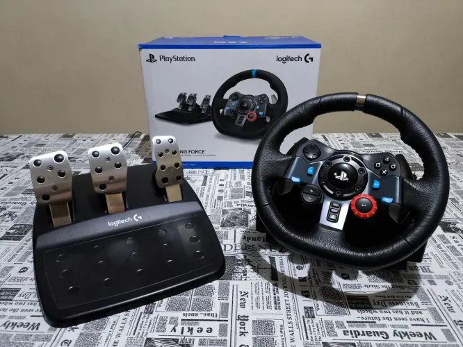 Volante Logitech G29 Driving Force (PS5 / PS4 / PC) - ótimo estado.