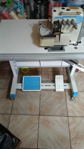 Maquina de costura INTERLOCK JACK E3