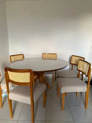 Mesa de jantar com 6 cadeiras