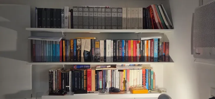 Mesa e prateleiras para escritório 