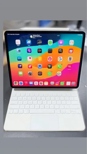 iPad Pro 6* geração com 512 gigas com teclado original e caneta.