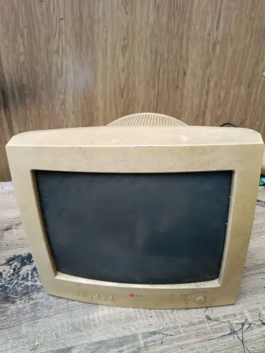Monitor de tubo LG,liguei só na tomada e não funcionou