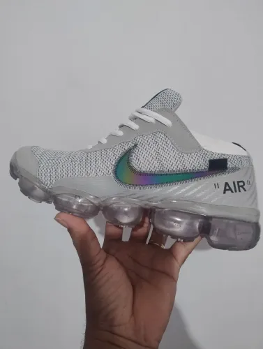 Vendo tênis masculino vapor Max novo,N° 41, refletivo no escuro, aceito cartão..