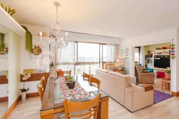 Apartamentos em Porto Alegre, no bairro Passo da Areia, à venda.