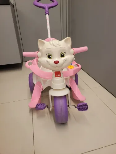 Triciclo Infantil Gatinha Rosa e Lilás com Empurrador