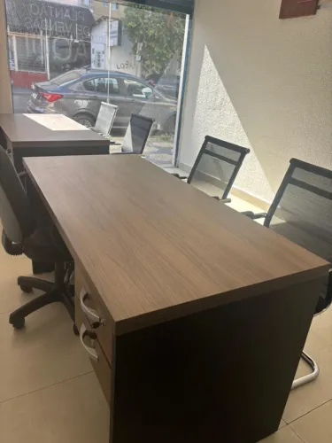 Vende -se moveis para escritório, mesas, cadeiras, poltronas