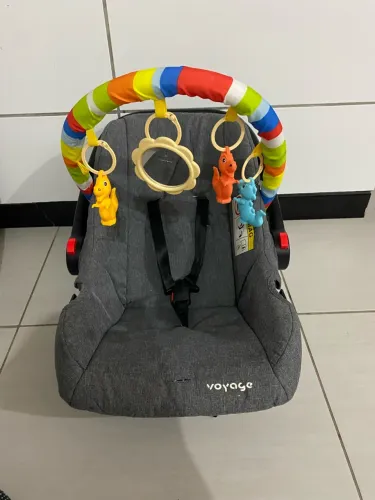 Bebê conforto com móbile