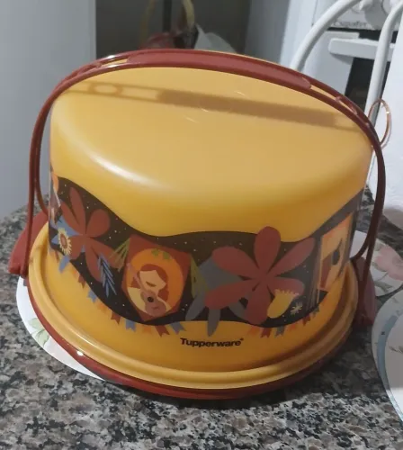 Pota bolo tupperware grande.