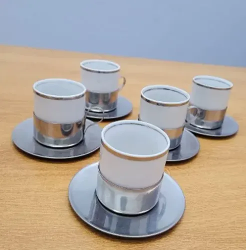 Jogo de 4 xícaras de café em porcelana com suporte metálico e pires