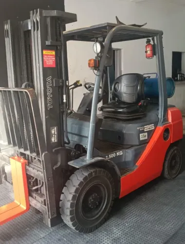 Empilhadeira Toyota 2.500 Kg 8FGU25