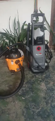 Lavadora profissional Tepw2200i,e um aspirador de pó