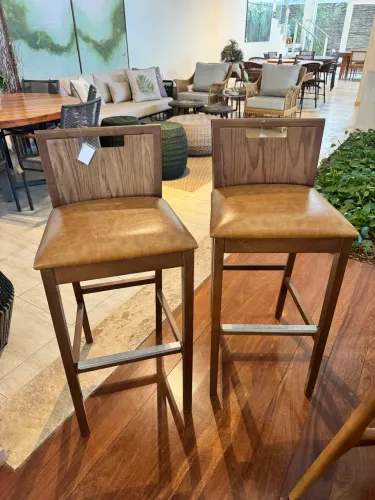 Conjunto duas bancadas de couro (de 2652 por 1650,00)