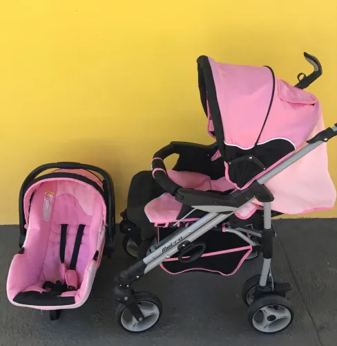     Kit Carrinho Infanti com Bebê Conforto e Base Veicular - Conservação Impecável