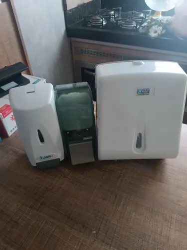 Kit Dispenser de álcool, sabonete e porta papel toalha